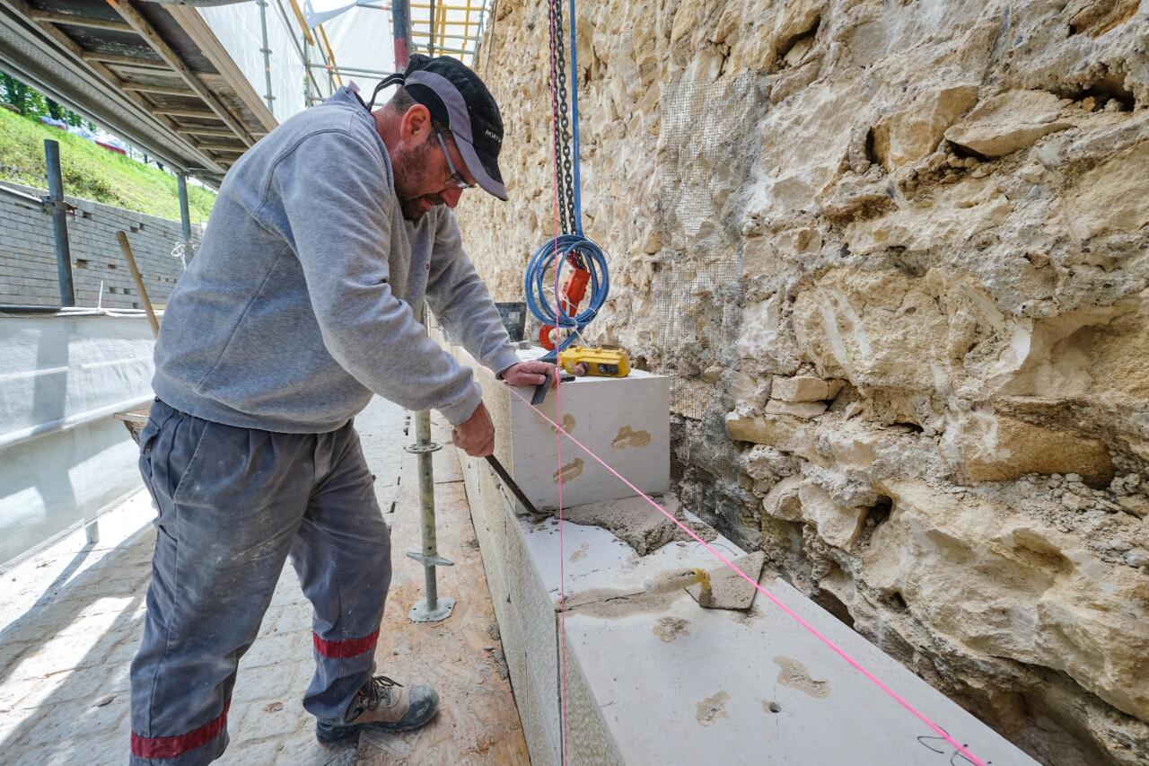 Tailleur de pierre pour le chantier de restauration du tunnel de Saint-Albin