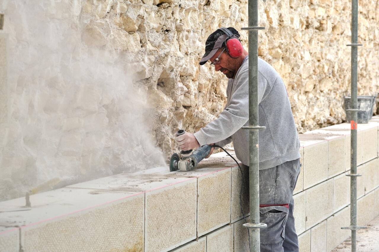 Tailleur de pierre pour le chantier de restauration du tunnel de Saint-Albin