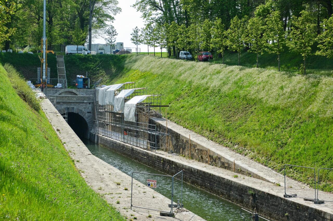 Tailleur de pierre pour le chantier de restauration du tunnel de Saint-Albin