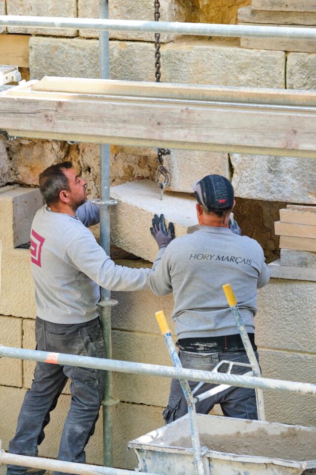 Tailleur de pierre pour le chantier de restauration du tunnel de Saint-Albin