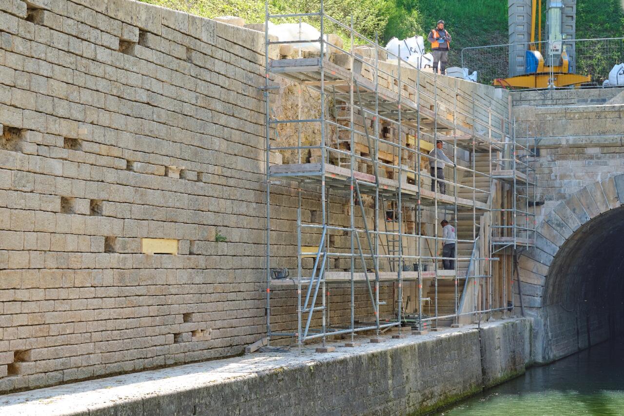 Tailleur de pierre pour le chantier de restauration du tunnel de Saint-Albin