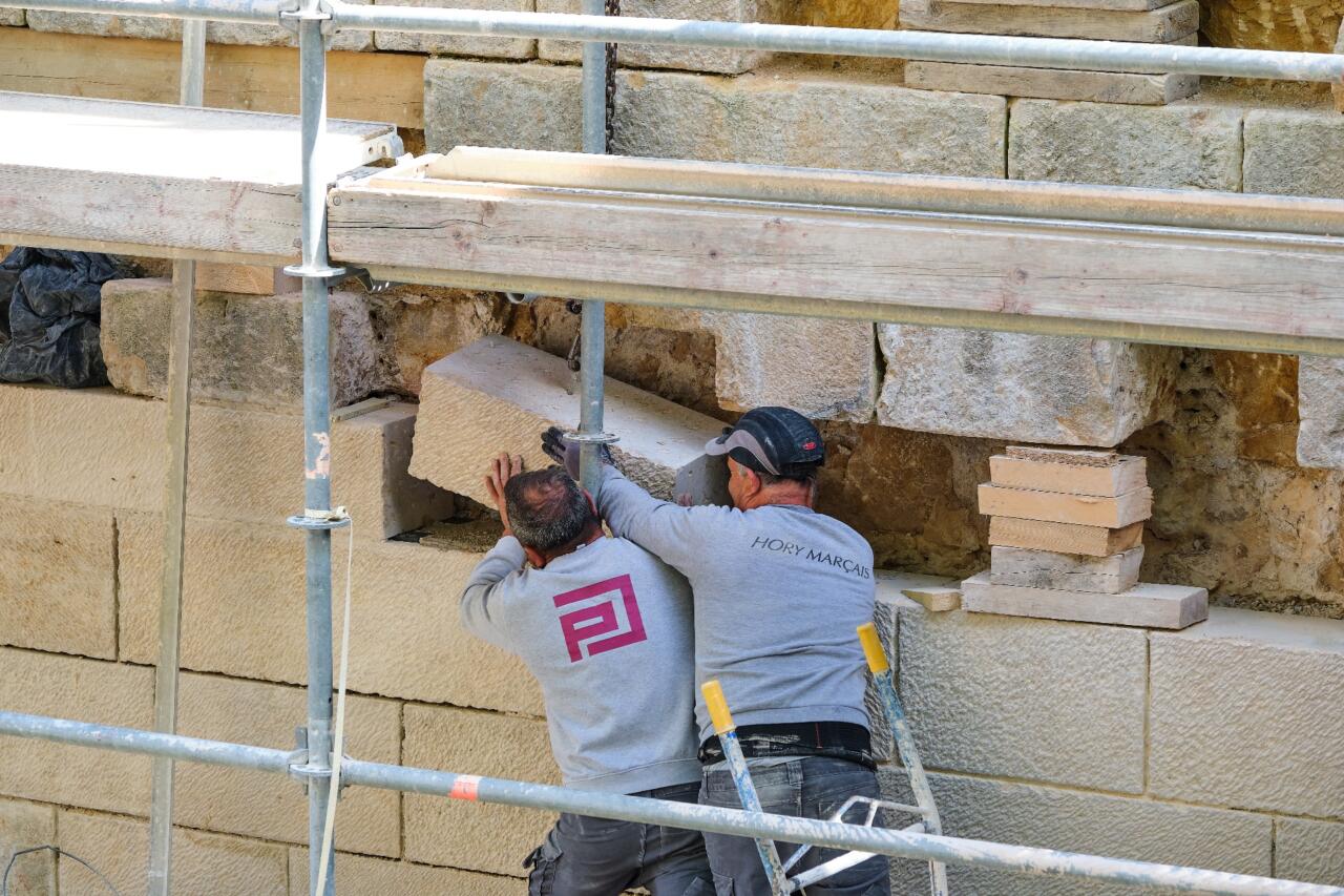 Tailleur de pierre pour le chantier de restauration du tunnel de Saint-Albin