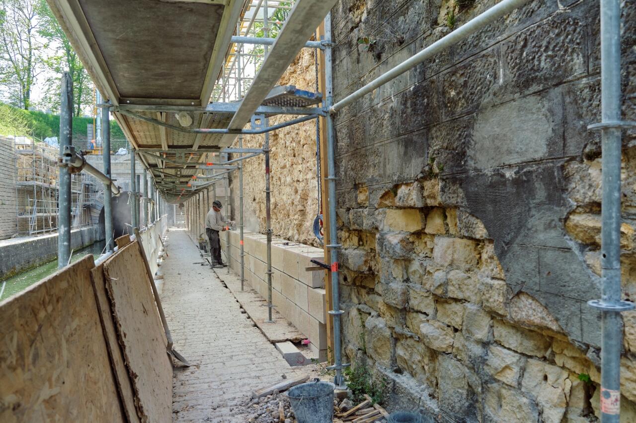 Tailleur de pierre pour le chantier de restauration du tunnel de Saint-Albin