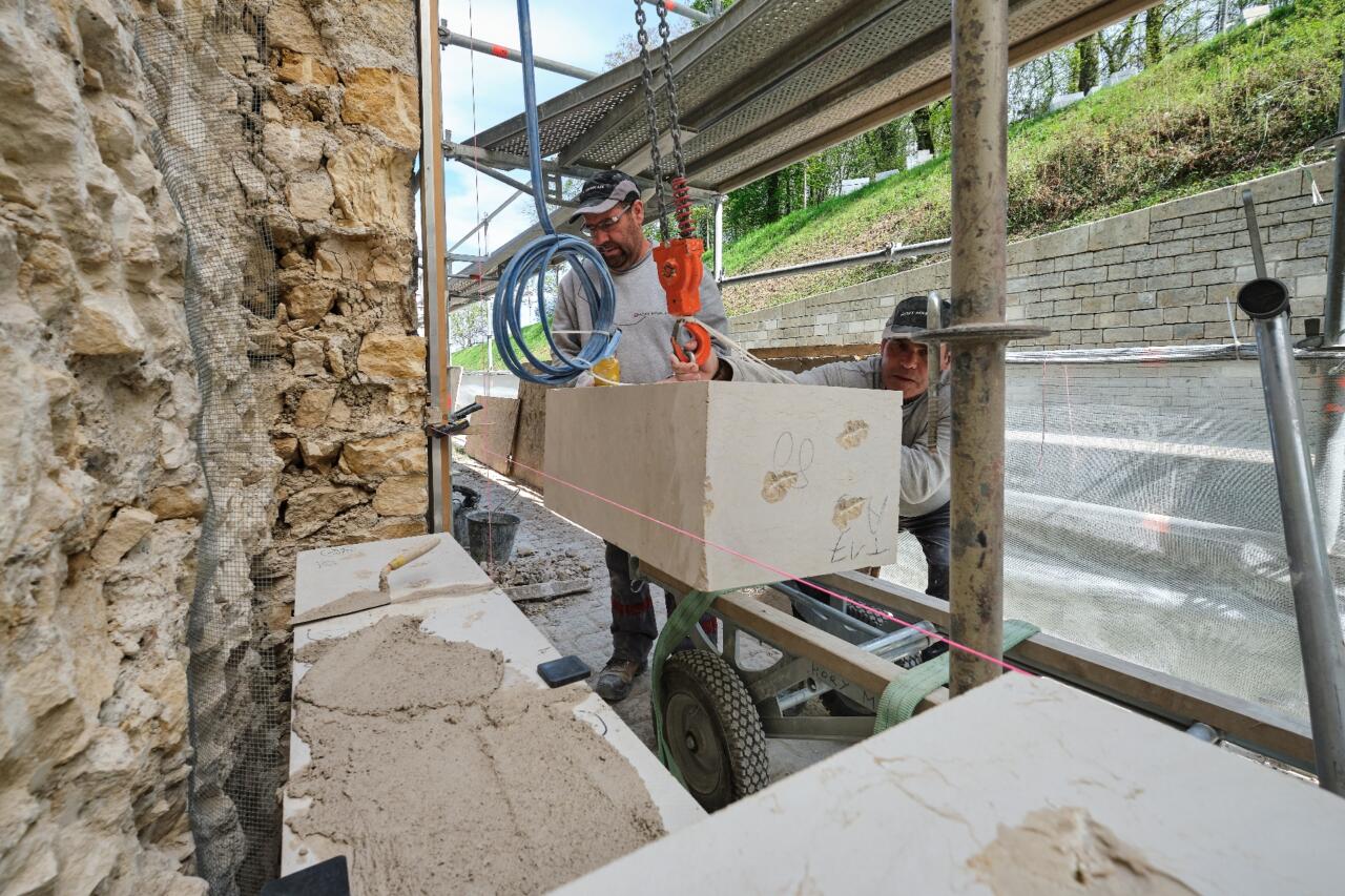 Tailleur de pierre pour le chantier de restauration du tunnel de Saint-Albin