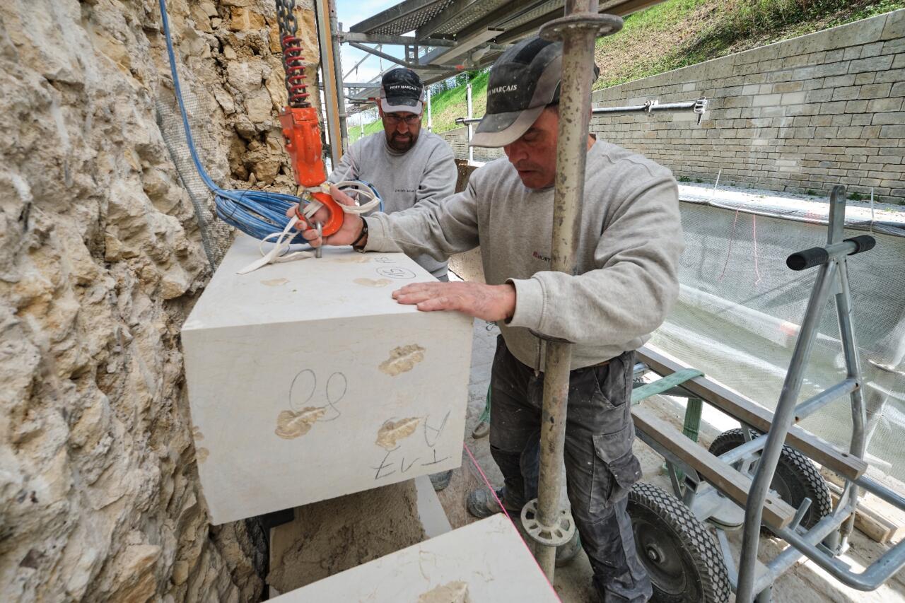 Tailleur de pierre pour le chantier de restauration du tunnel de Saint-Albin