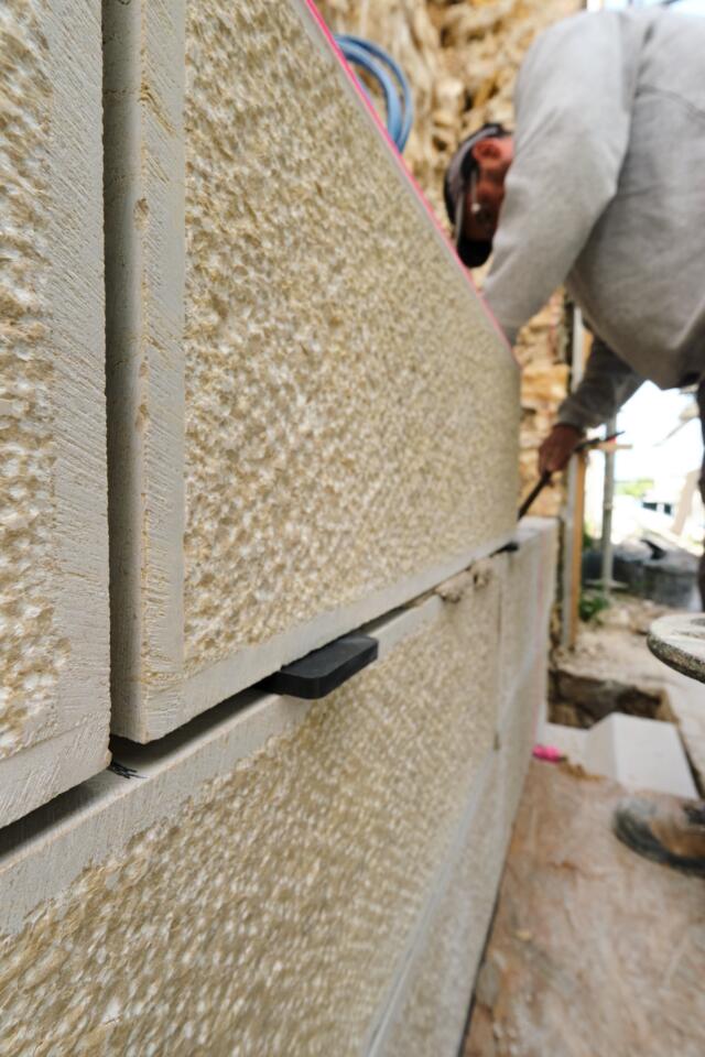 Tailleur de pierre pour le chantier de restauration du tunnel de Saint-Albin