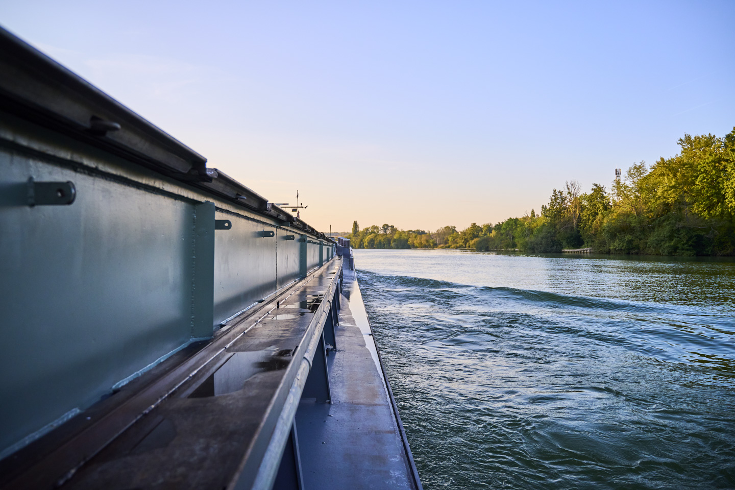 Navigation sur la Seine sur une péniche marchande