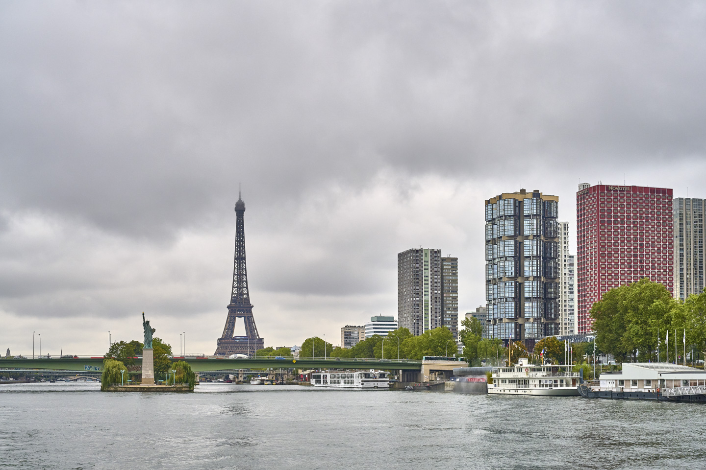 Navigation sur la Seine sur une péniche marchande
