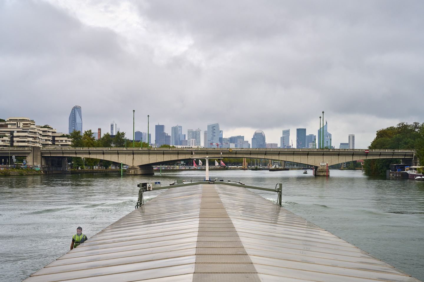Navigation sur la Seine sur une péniche marchande