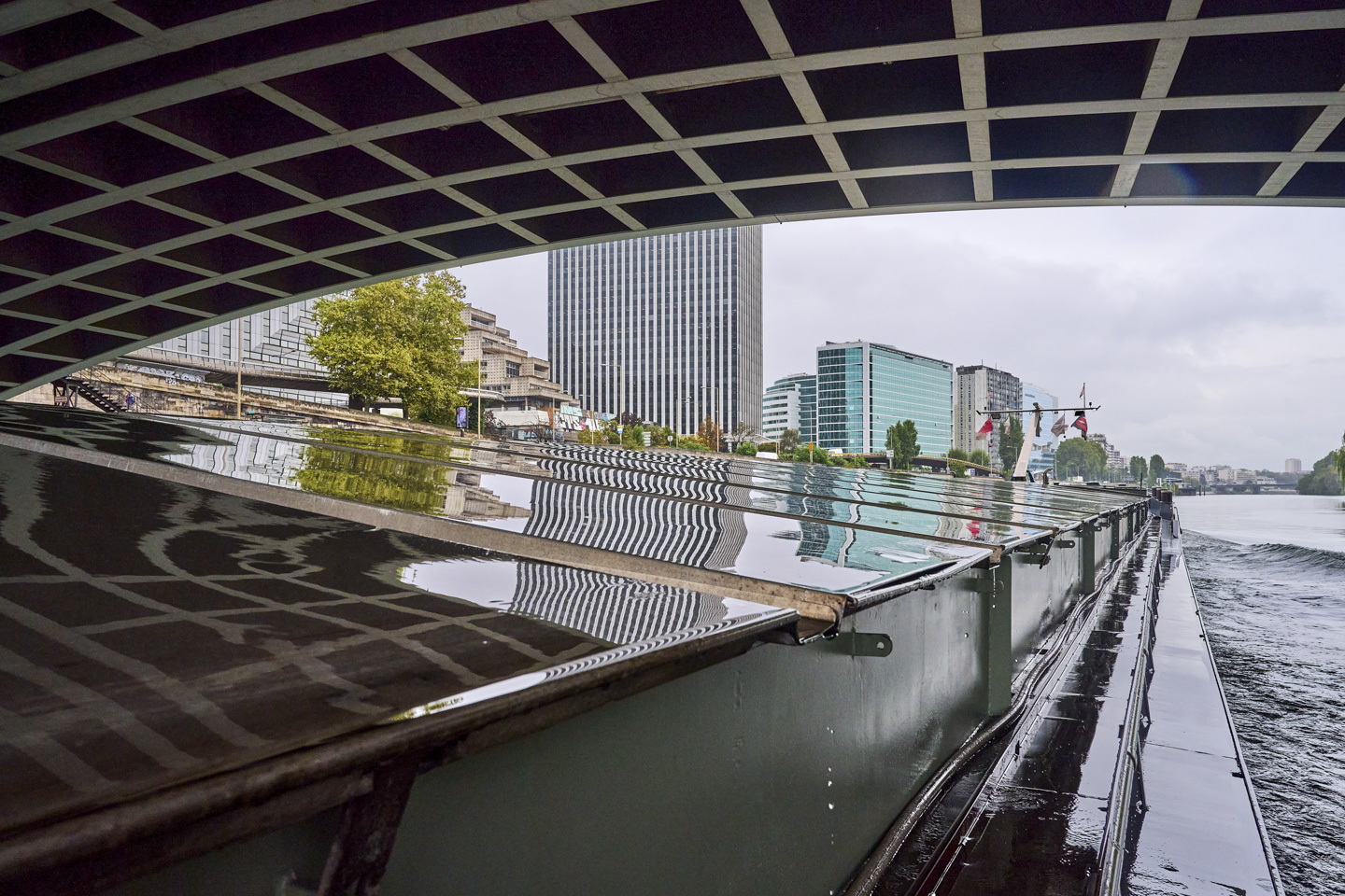Navigation sur la Seine sur une péniche marchande